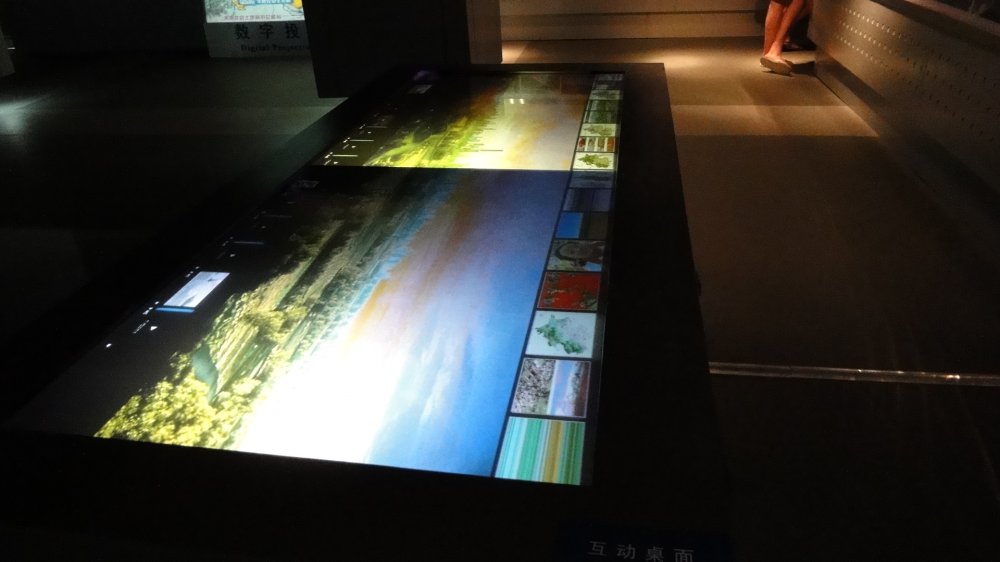 北京規(guī)劃館多點互動吧臺